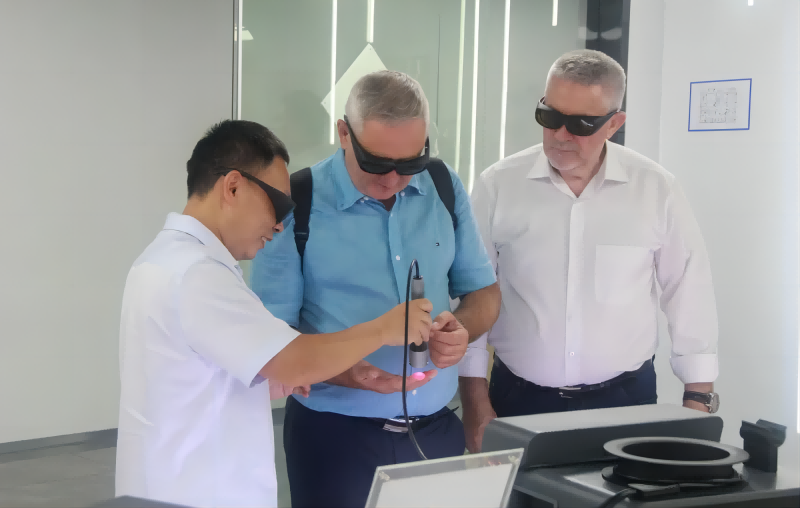 Vengrijos mokslo ir technologijų bei ekonomikos ir prekybos bendradarbiavimo delegacija lankosi PBM medicinos lazeryje, kad ištirtų lazerinių technologijų ribas