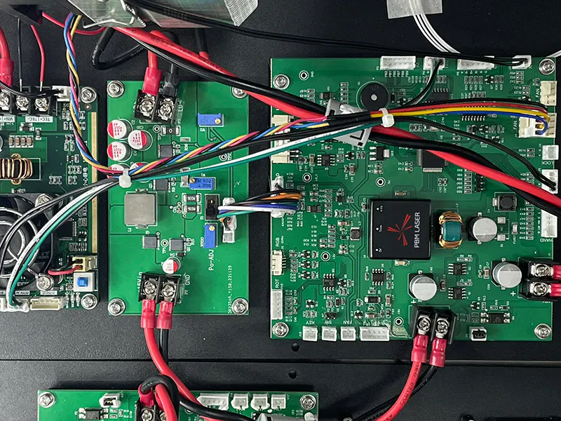 Kelių bangų ilgio lazerio modulis chirurginei operacijai